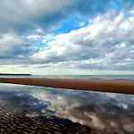 Meadowside - Part Of The The Bay Village With Pool, Gym And Direct Access, Pub, Restaurant, Tennis And Meadows Walks * Filey
